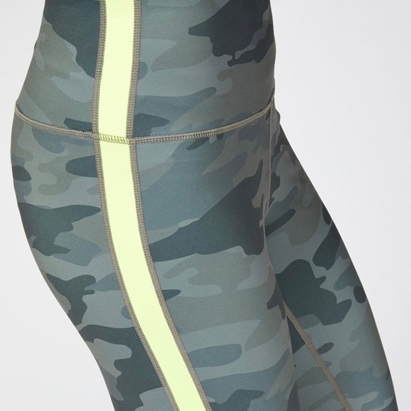 Reebok Women’s Camouflage Boost Crop Legging - Picture 3 of 3